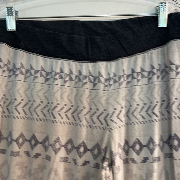 Victoria’s Secret size large gray and white pajama lounge set - Picture 5 of 6